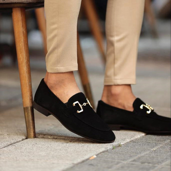 Stylish men's black leather horsebit loafers, ideal for a refined and elegant look in men's fashion.