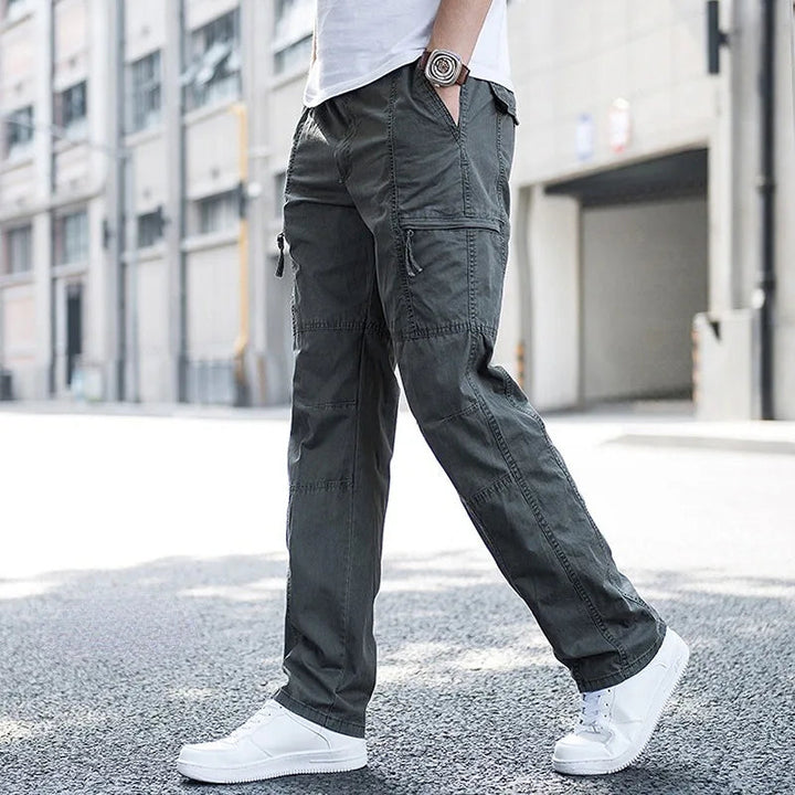 Men's Huston relaxed fit cargo pants for everyday comfort, featuring multiple pockets and an adjustable waist.