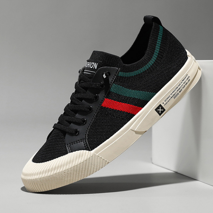 Modern men's lightweight sneakers, breathable and comfortable design for everyday wear and casual outfits.