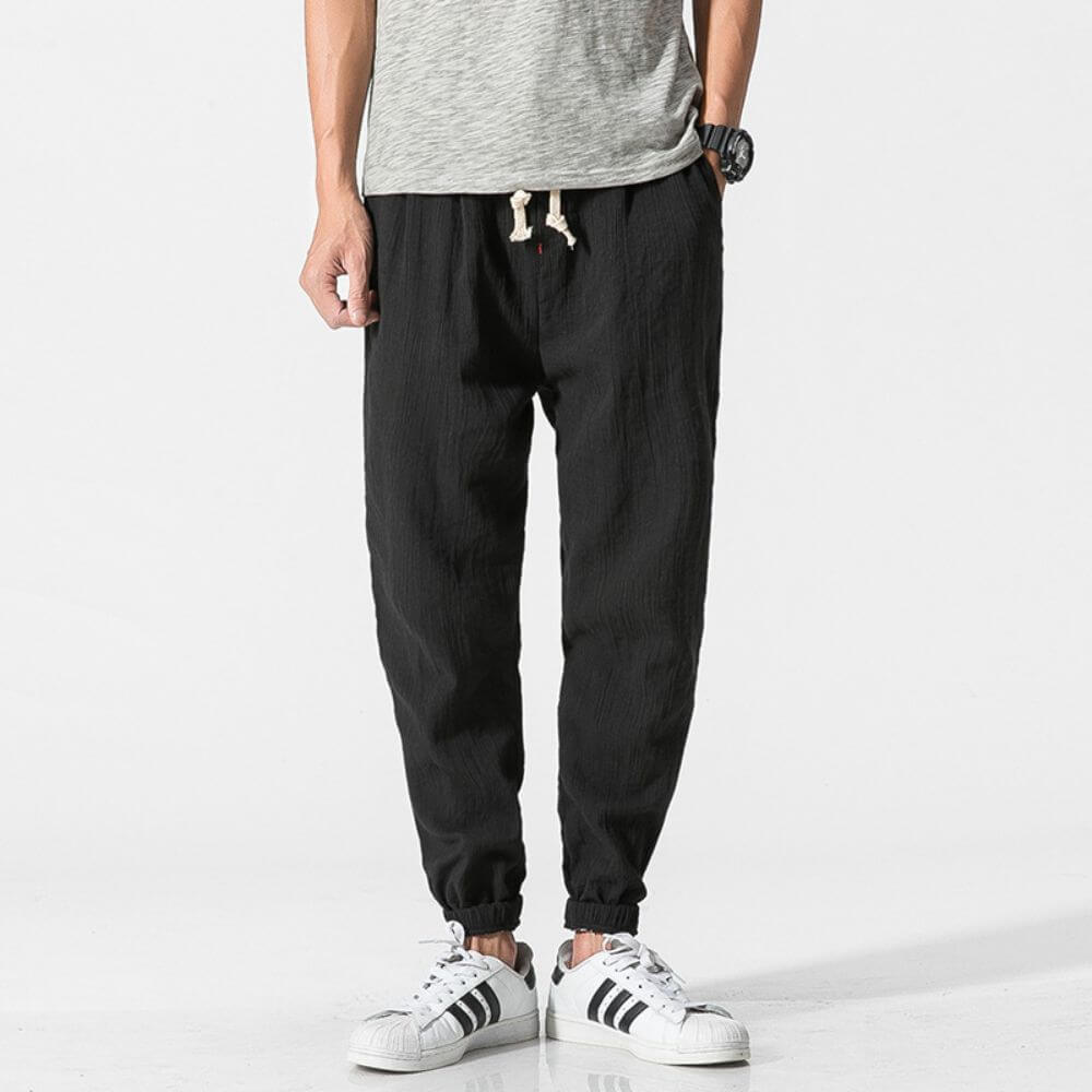 Comfortable men's summer pants, ideal as versatile joggers for warm days.