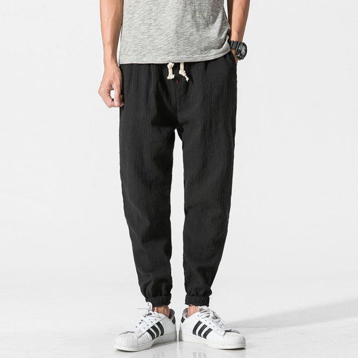 Comfortable men's summer pants, ideal as versatile joggers for warm days.