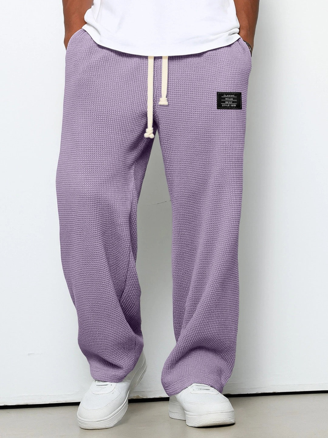 Men's loose fit trousers with an elastic waistband and drawstring for ultimate comfort.