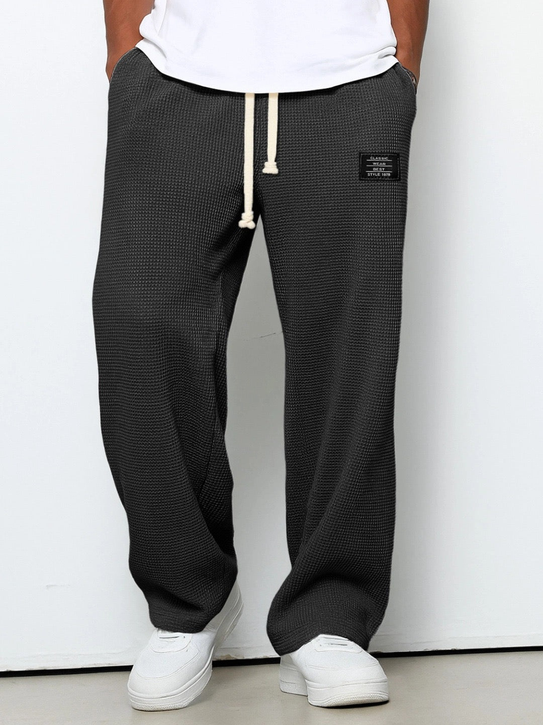 Men's chino pants, loose fit with a drawstring, perfect for a relaxed casual look.