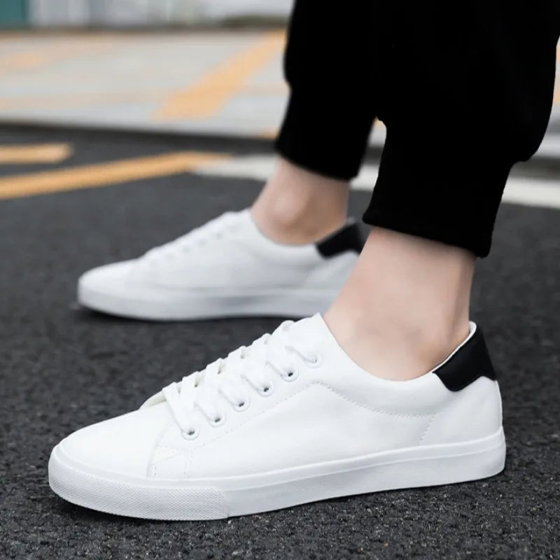 Men's modern low-top lace-up sneakers in a classic style, perfect for comfortable everyday casual wear.