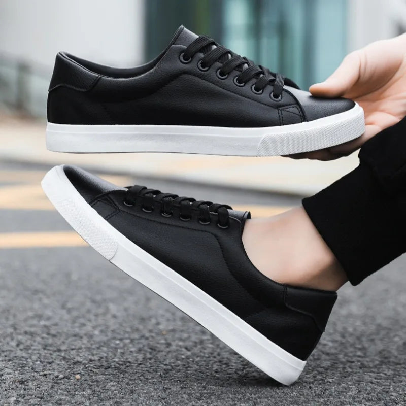 Versatile men's low-top sneakers with lace-up closure, offering classic style for modern casual fashion.