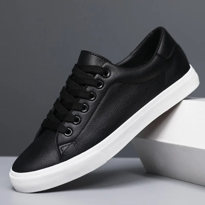 Stylish men's low-top sneakers, lace-up design, ideal for contemporary men's casual fashion footwear.