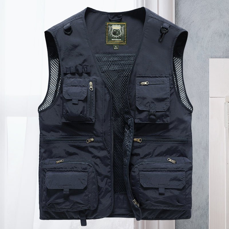 Versatile men's multi-pocket outdoor utility vest, a practical sleeveless jacket for any adventure.