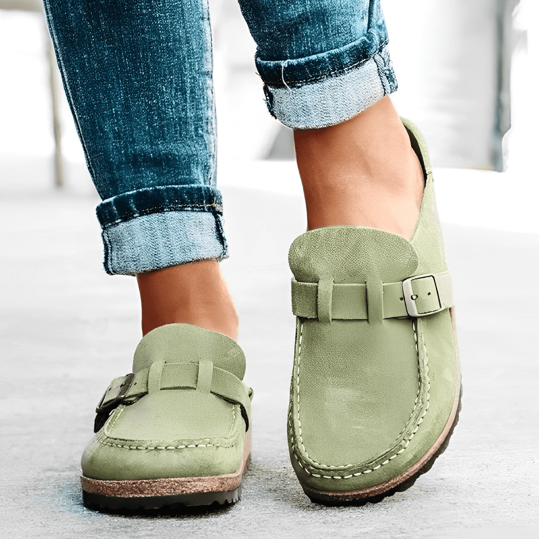 Casual men's orthopedic clogs with arch support and adjustable strap for versatile daily wear.