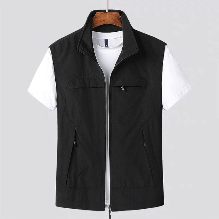 Sleeveless men's quick-dry vest, ideal for athletic workouts, travel, and casual summer wear. All-day comfort.