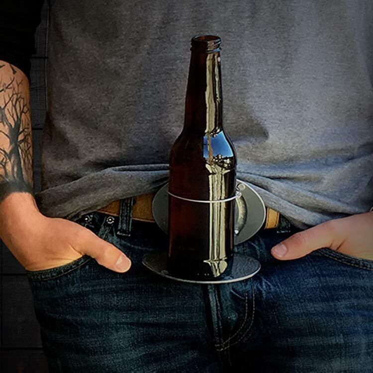 Hands-free men's retractable beer holder belt buckle, convenient for carrying drinks at parties.