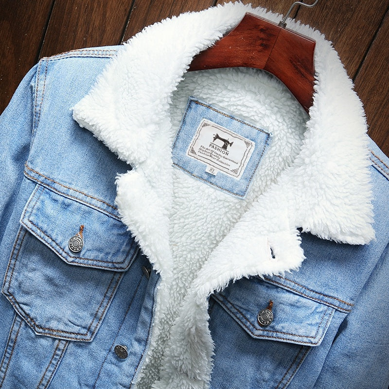 Classic men's retro denim jacket with soft fleece lining, ideal for winter outerwear. Casual fashion staple.