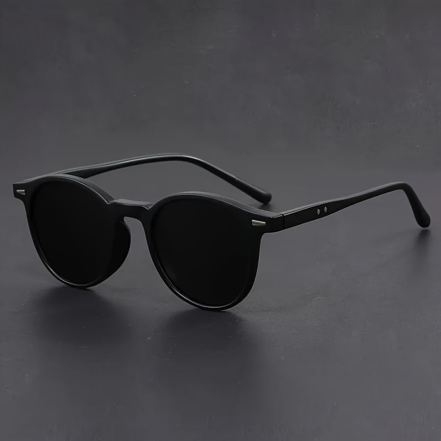 Stylish men's retro round sunglasses featuring a classic tortoiseshell pattern. Lightweight and fashionable eyewear.