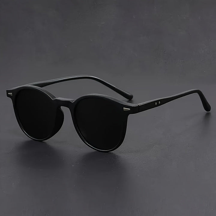 Stylish men's retro round sunglasses featuring a classic tortoiseshell pattern. Lightweight and fashionable eyewear.