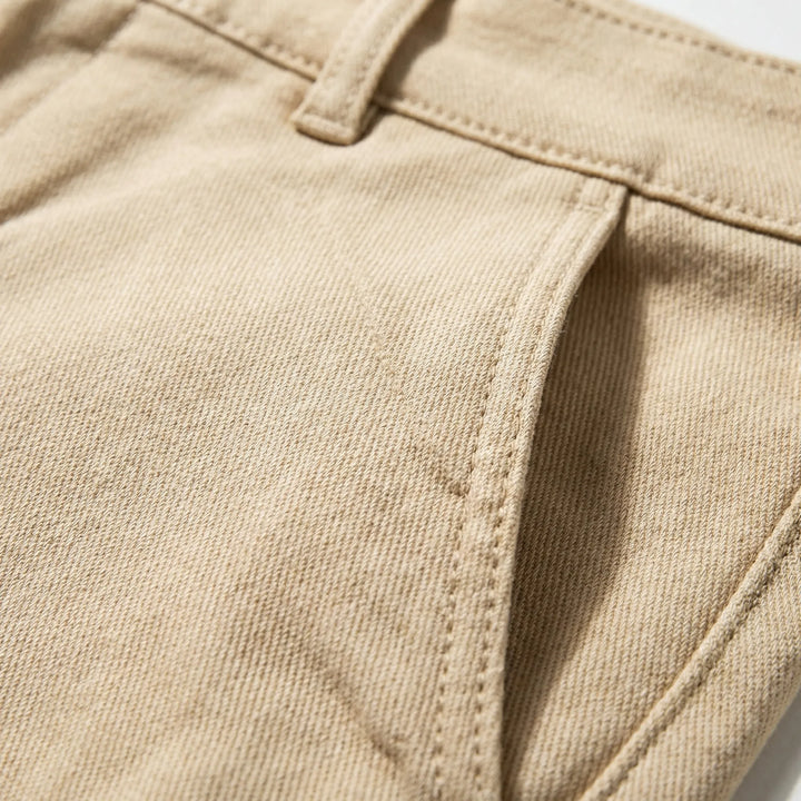 Comfortable Men's Chinos: Soft fabric, everyday style, ideal for smart casual or professional office wear.