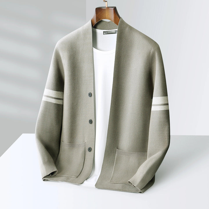 Modern men's cardigan, soft and lightweight, featuring convenient pockets and a smart button closure.