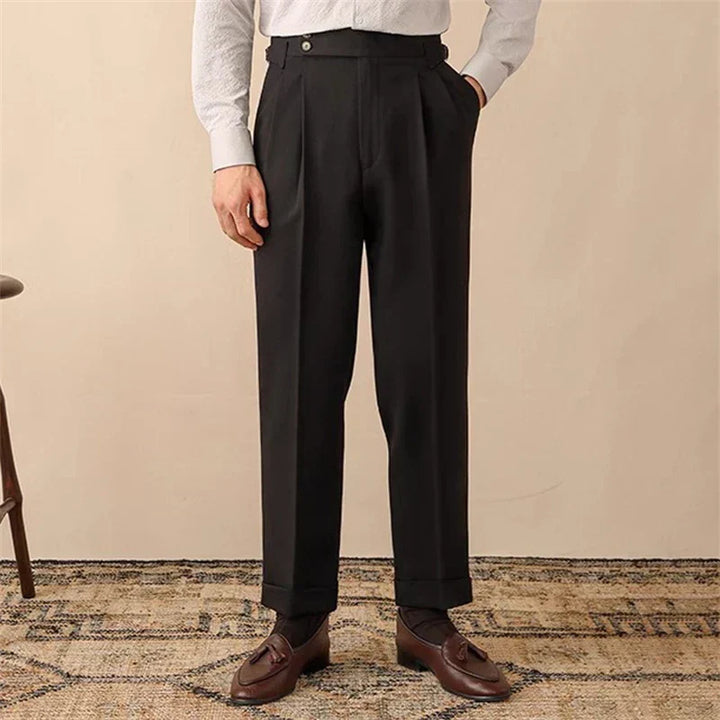 Versatile men's fashion trousers: high-waisted, tailored fit, and side buckle. Suitable for various looks.