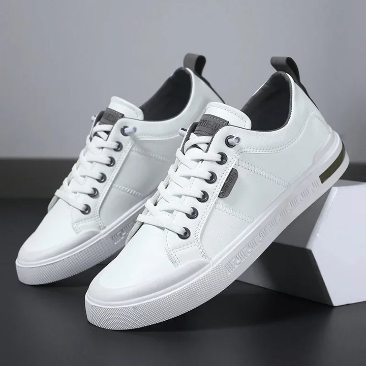 Durable men's two-tone lace-up sneakers, ideal for walking and everyday casual outfits.