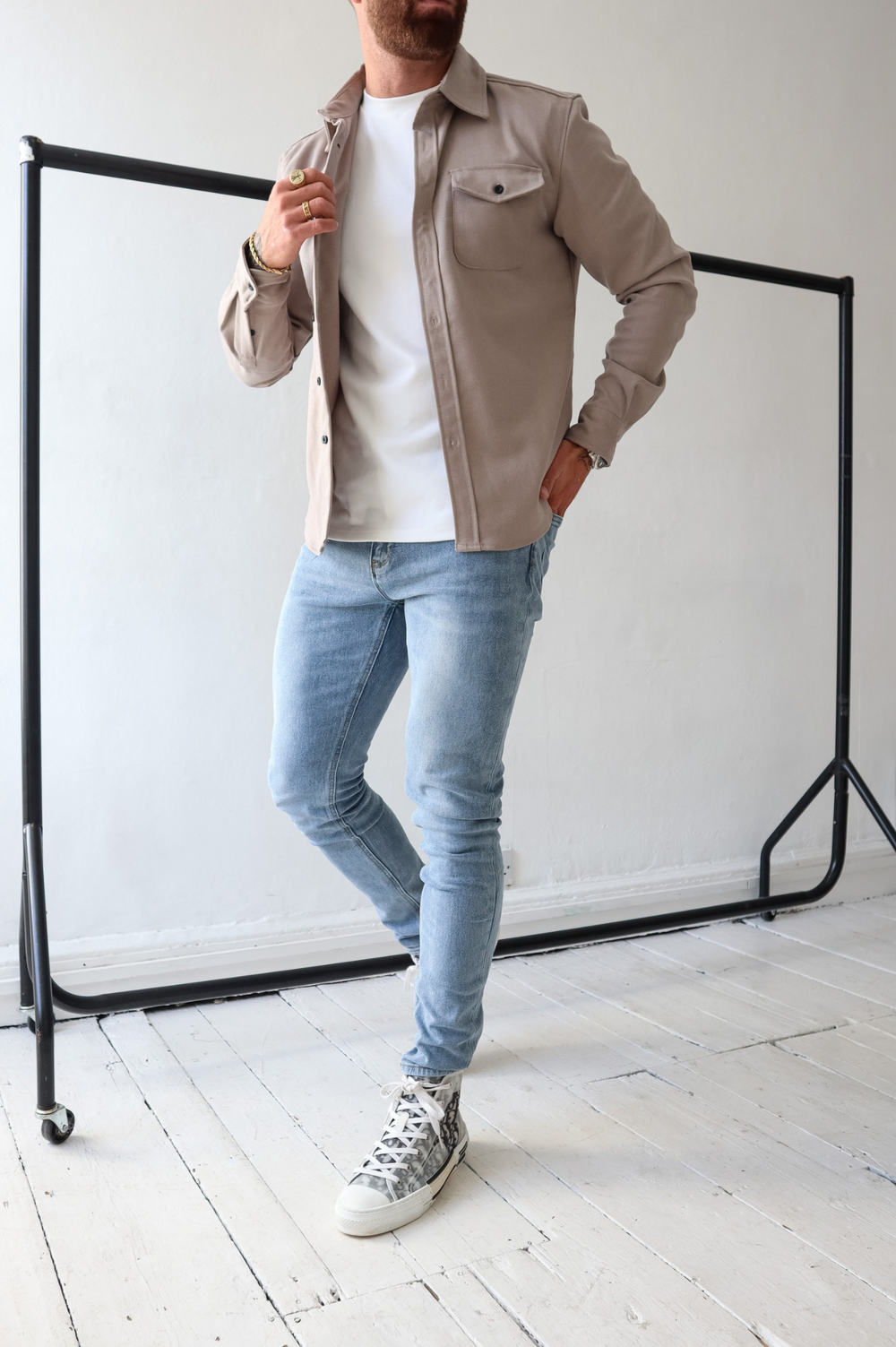 Stylish men's button-up overshirt jacket in a regular fit, ideal for transitional weather.