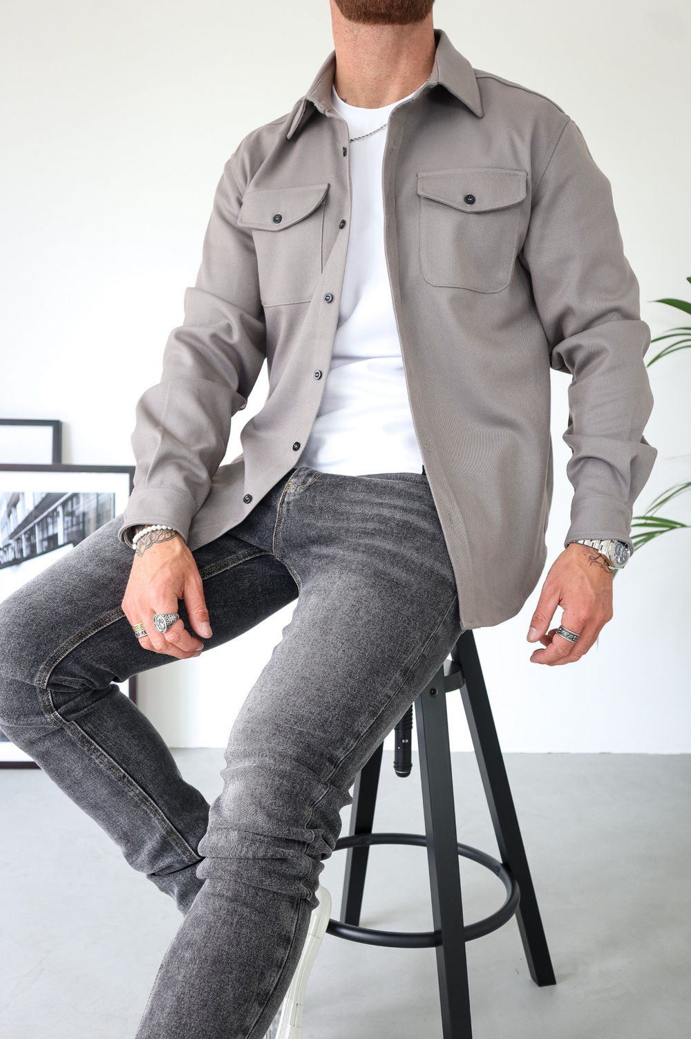 Men's button-up overshirt jacket with dual chest pockets, a practical and stylish long sleeve.