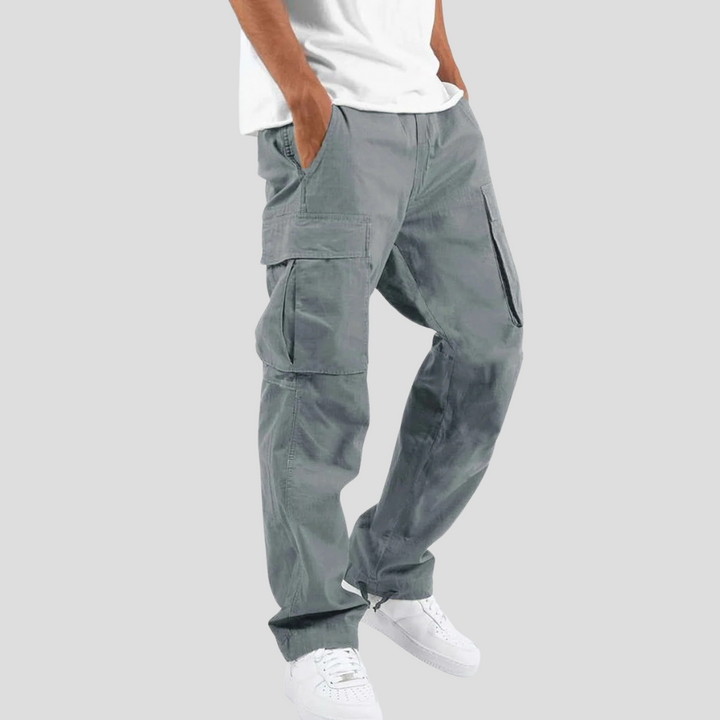 Stylish men's tapered cargo pants, featuring practical pockets & a modern look for casual outfits.