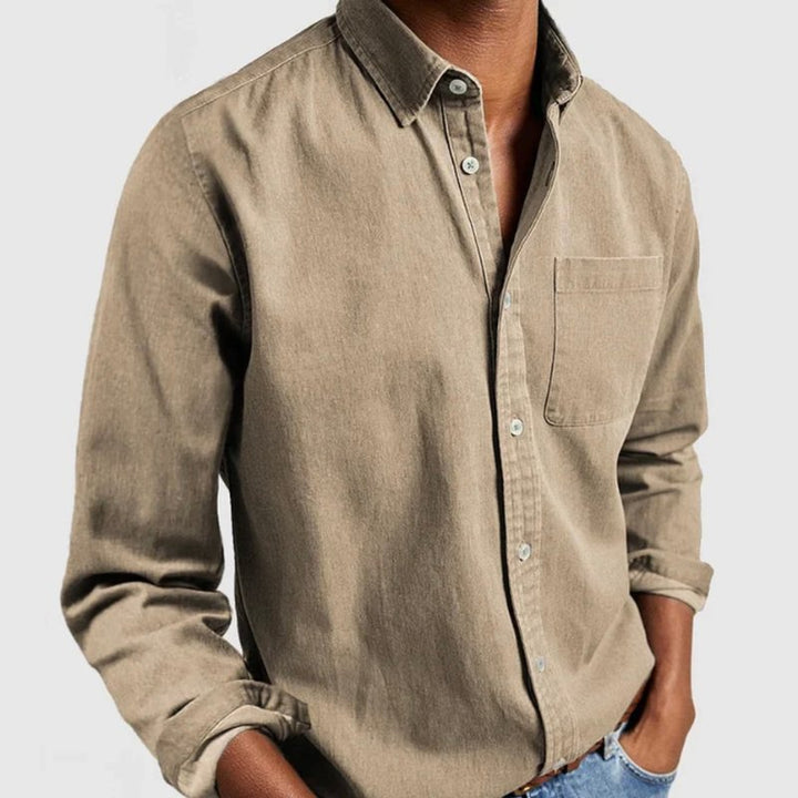 Classic men's button-up shirt with vintage style, long sleeves, perfect for everyday comfort and a rugged fashion look.