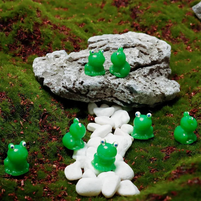 Resin miniature green frog, a cute toy for crafting and novelty gift