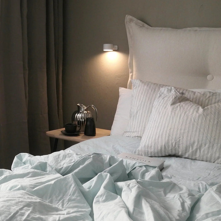 Sleek LumoFlex dimmable LED wall lamp, rechargeable & wireless. Ideal for modern home decor.