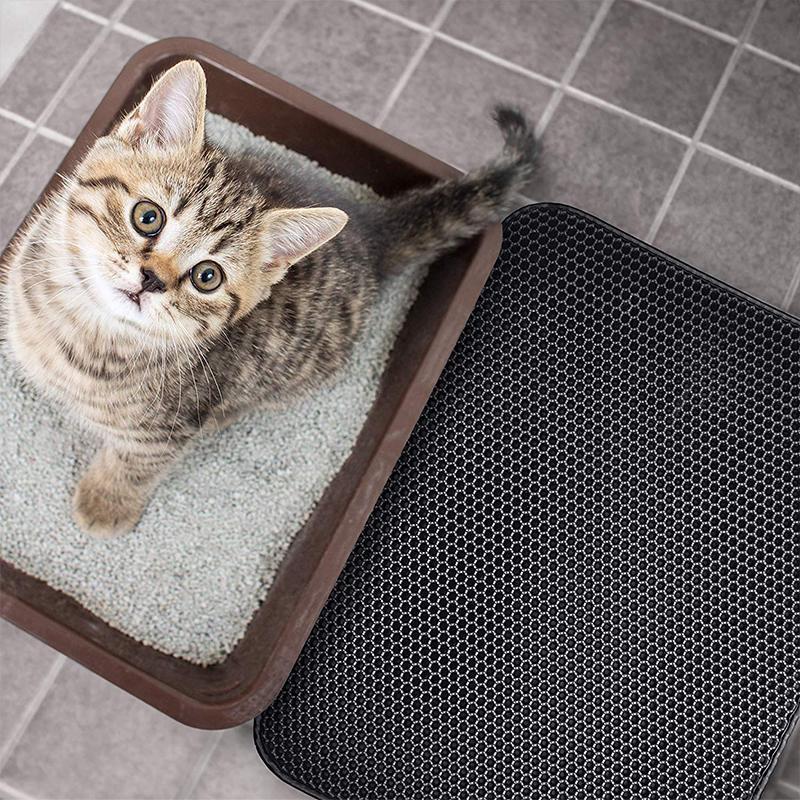Person easily pouring trapped litter from the non-slip mat back into the box, a pet cleaning feature
