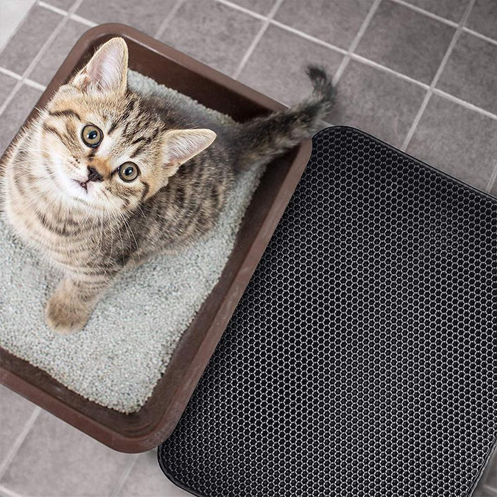 Person easily pouring trapped litter from the non-slip mat back into the box, a pet cleaning feature
