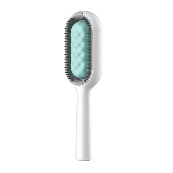 Hand holding the pet water tank comb, highlighting its design for easy pet grooming.