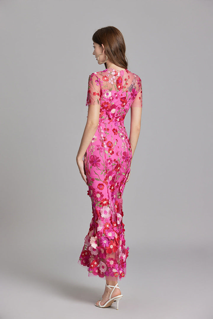 Prom dress: elegant women's mermaid gown with romantic floral appliqué.