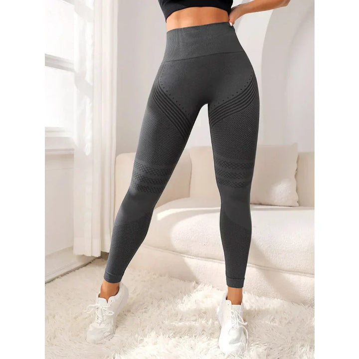 Seamless women's yoga pants with booty-lifting design. High-waisted fitness leggings.