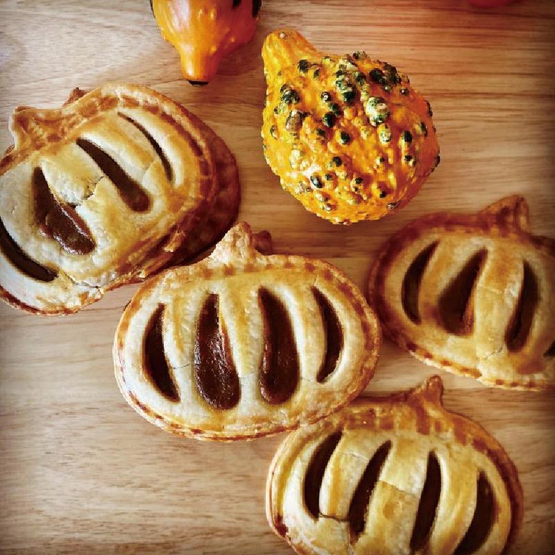 Easy-to-use hand pie molds for baking delightful individual desserts and turnovers.