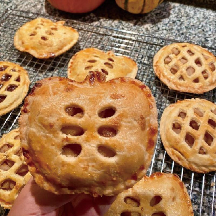 Cooking accessories: a collection of durable pie molds for delicious homemade pastries.