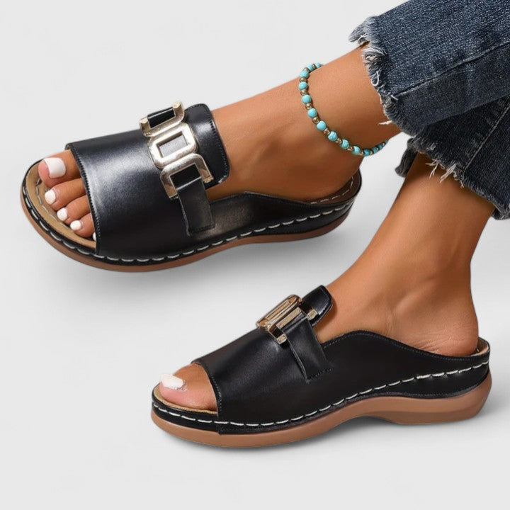 Comfortable women's sophisticated sandals in brown leather, designed for daily wear with excellent arch support.