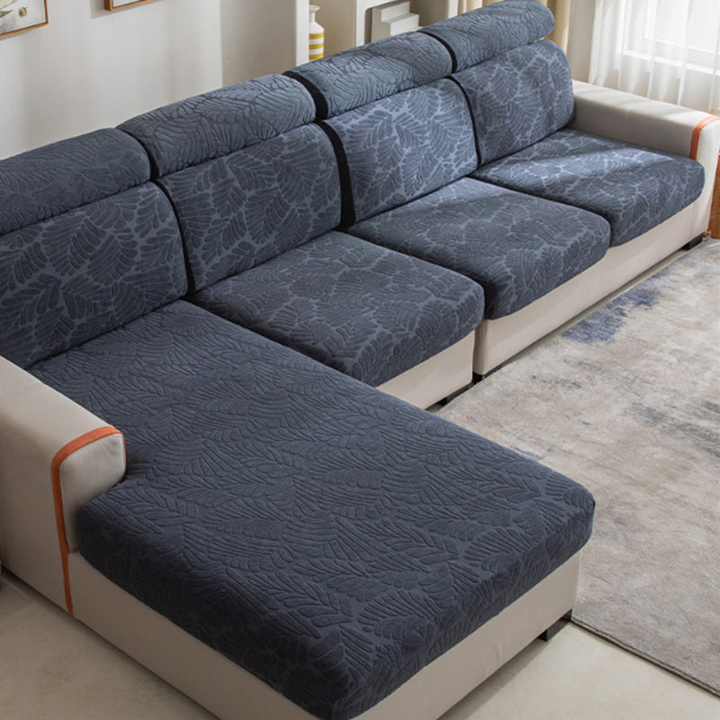Universal sofa cover installation steps, highlighting its easy-to-fit and adjustable design for any couch.