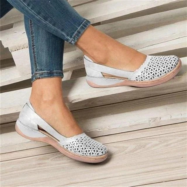 Black women's comfort flats, providing bunion & foot pain relief. Features strong arch support & a wide toe box.