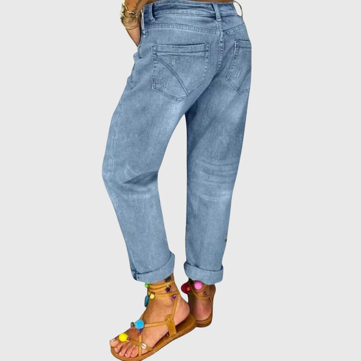 Comfortable women's loose fit baggy jeans in blue. Perfect casual pants for a relaxed & stylish spring outfit.