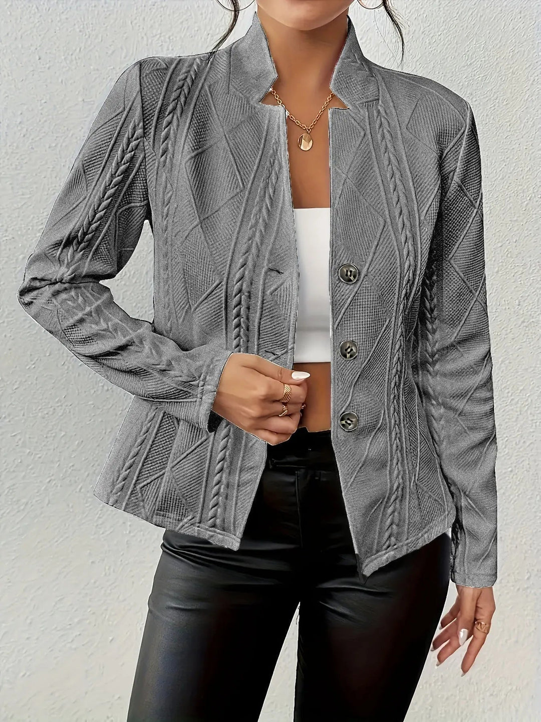 Versatile women's blazer, combining comfort & classic style. An essential piece for chic office outfits & everyday fashion.