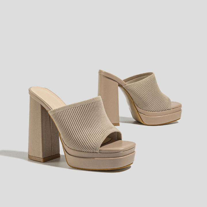 Trendy women's platform sandals, offering height & comfort. Adjustable straps ensure a perfect fit for everyday style.