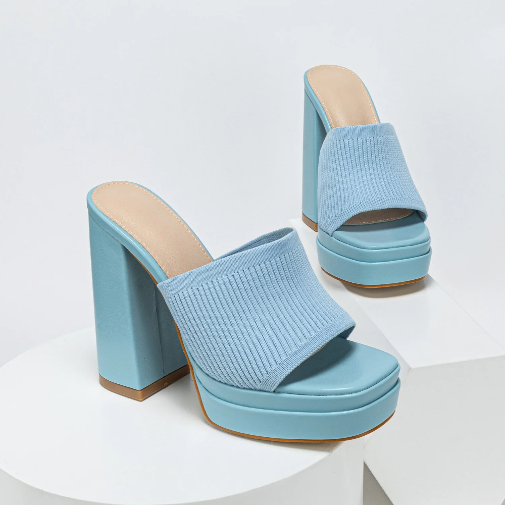 Summer-ready women's platform sandals with adjustable fit, perfect for casual outings and everyday comfort.