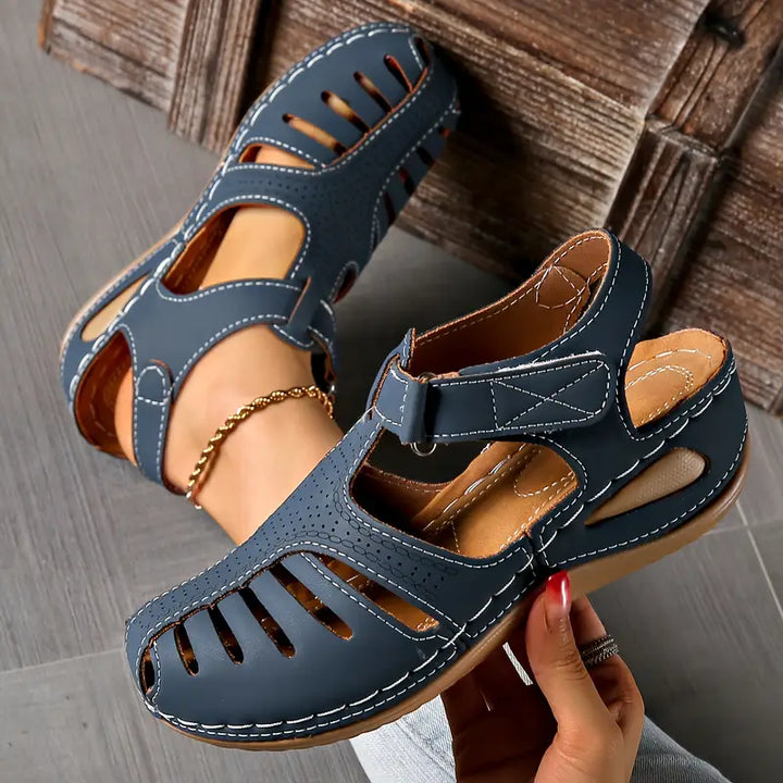 Versatile women's open-toe flat sandals in black, ideal for stylish casual summer outfits and daily comfort.