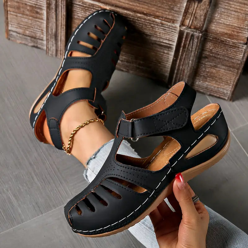 Comfortable women's open-toe flat sandals, great for casual everyday wear and stylish summer fashion footwear.