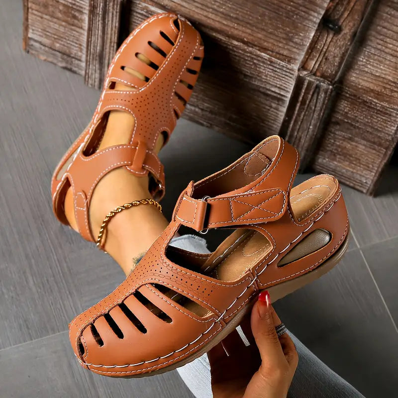Comfortable & stylish women's flat sandals, versatile open-toe footwear for casual everyday and summer fashion.