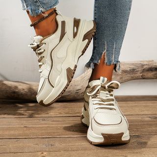 Chic women's platform sneakers featuring a prominent thick sole, designed for elevated style and comfortable footwear.