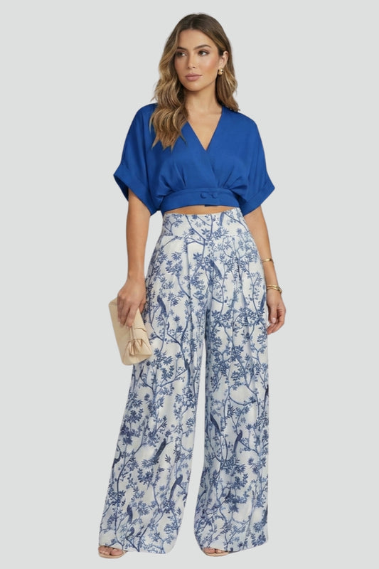 Elegant women's matching set: V-neck top & wide-leg patterned trousers. A stylish and comfortable outfit for any occasion.