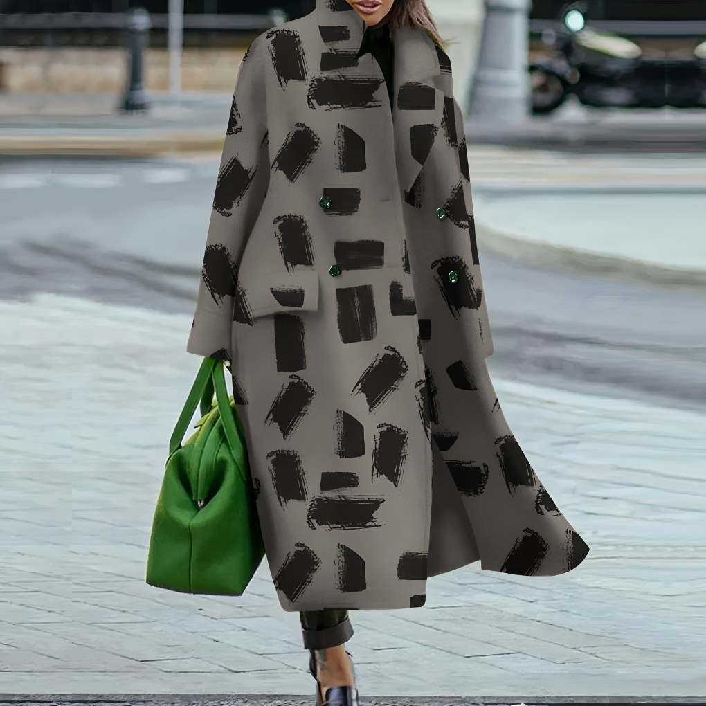 Versatile women's long rain coat, waterproof and comfortable with an elegant button closure.