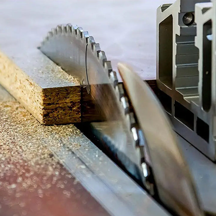 Universal carbide saw blade, 60-tooth count, for smooth and splinter-free cuts in wood materials