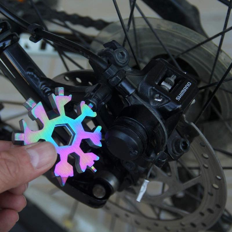 Multi-functional snowflake keychain in stainless steel, a versatile outdoors and EDC gadget