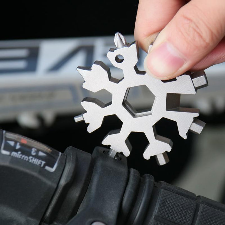 Silver snowflake multi-tool keychain, 18 functions, perfect for outdoor survival and everyday tasks